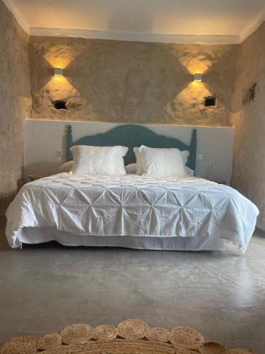 TabayescoFinca Petite Vineyard的一间卧室配有带白色床单和枕头的床。