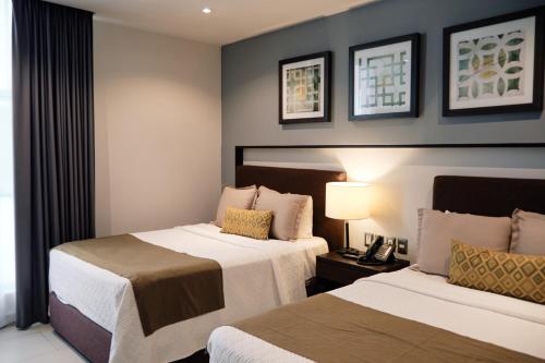 马萨特兰马萨特兰酒店的酒店客房设有两张床和两盏灯。