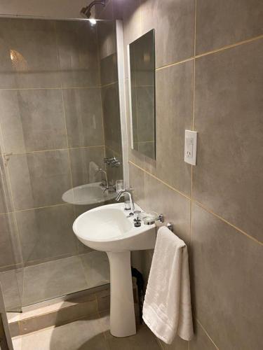 La ConsultaLos Andes de Uco的浴室设有白色水槽和镜子