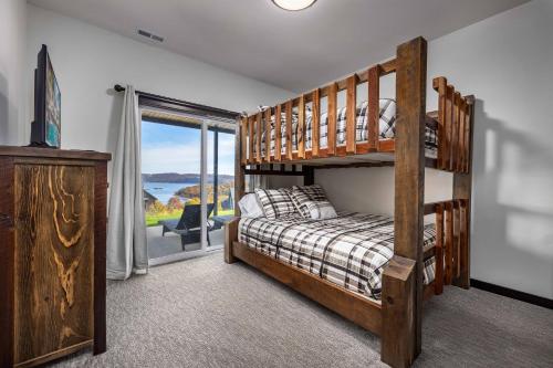 Kimberling CityBRAND NEW! Gorgeous Lake Views and FREE Amenities. Luxury Lodge with 2 Resort Pools的一间卧室设有一张双层床和大窗户。