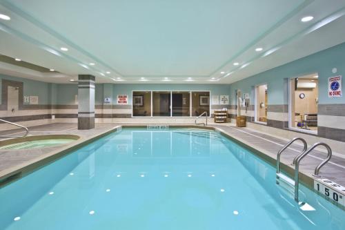 金斯顿Holiday Inn Express Kingston Central, an IHG Hotel的在酒店房间的一个大型游泳池