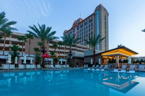 拉斯维加斯Palace Station Hotel & Casino的酒店前方的大型游泳池