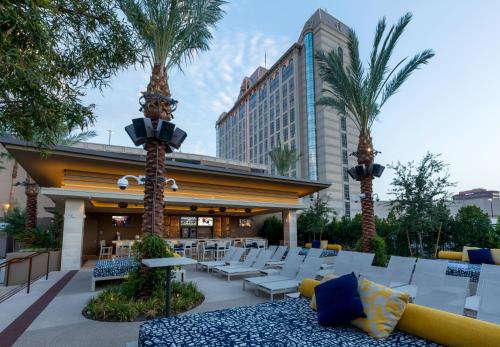 拉斯维加斯Palace Station Hotel & Casino的酒店庭院设有白色椅子和棕榈树