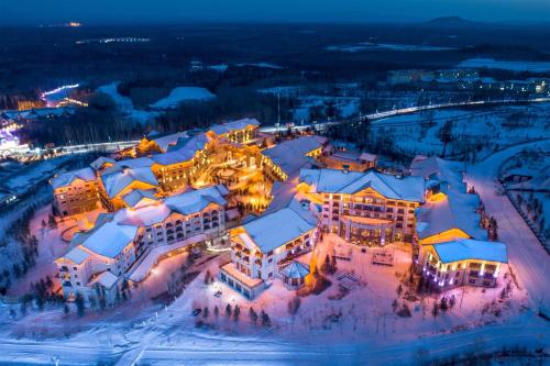 抚松县长白山万达喜来登度假酒店的夜间在雪中欣赏度假村的空中景色