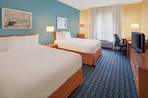 奥斯汀奥斯汀大学区费尔菲尔德酒店及套房的酒店客房设有两张床和一台平面电视。