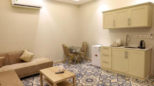 吉赞برج بيات的客厅配有沙发和桌子