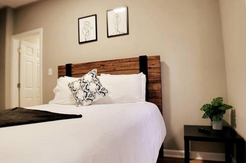 印第安纳波利斯2 bd 2 bath in Fountain Square- 5 Min to Downtown的一间卧室配有带白色床单和枕头的床。