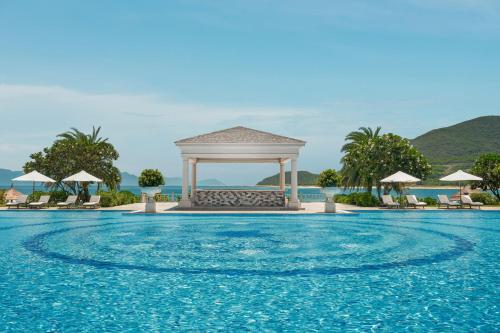 芽庄Nha Trang Marriott Resort & Spa, Hon Tre Island的度假村的游泳池,带凉亭