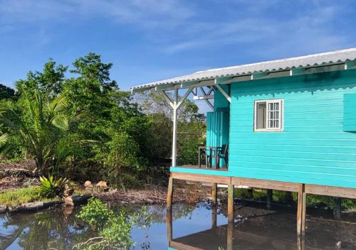 博卡斯德尔托罗Coco Key EcoLodge - Breakfast - Sea的蓝色房子,靠近水体