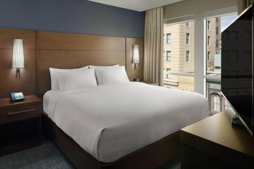 列克星敦Residence Inn by Marriott Lexington City Center的一张位于酒店客房的大床,设有窗户
