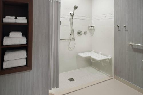 列克星敦Residence Inn by Marriott Lexington City Center的带淋浴和盥洗盆的浴室