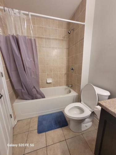 渥太华Private Room 2的浴室配有卫生间、浴缸和水槽。