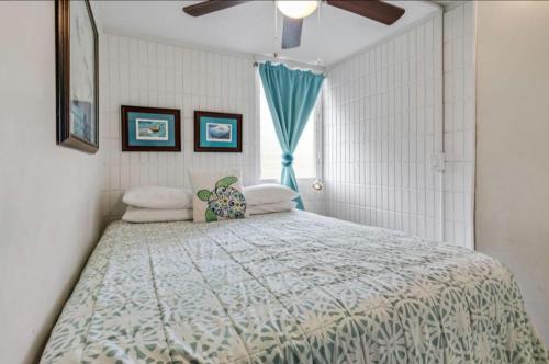 HauulaStunning Ocean Views Condos in Oahu at Punaluu的一间卧室设有一张大床和一个窗户。