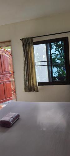 沙美岛Viking Holiday Resort的一间卧室设有一张床和一个窗口