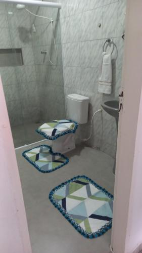 巴纳内拉斯Casa no Centro Bananeiras-PB的一间带卫生间和玻璃淋浴间的浴室