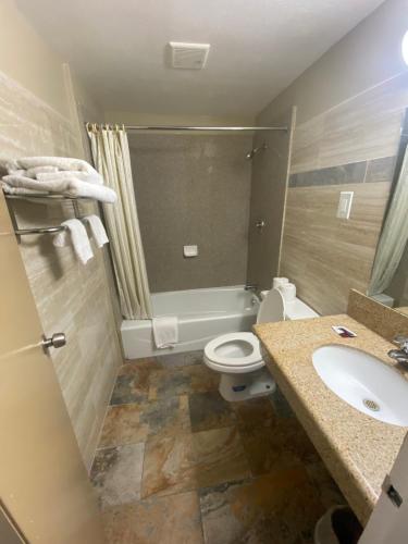 圣贝纳迪诺市中心7号汽车旅馆的一间带卫生间和水槽的浴室