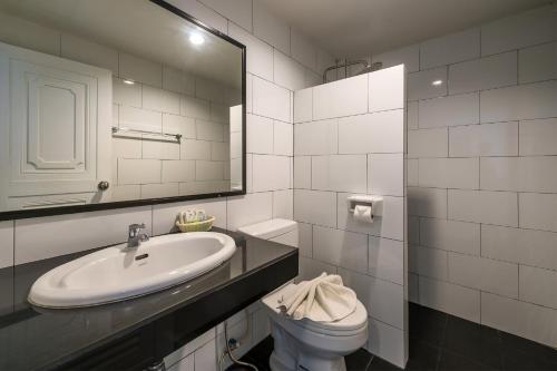 甲米镇Tiya House Rooms & Cafe的一间带水槽、卫生间和镜子的浴室