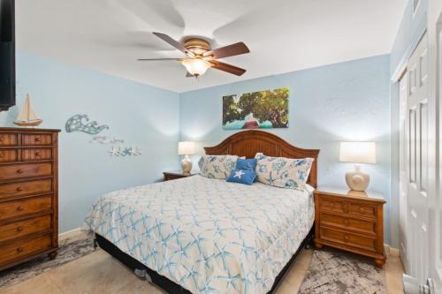 开普迪瓦South Seas Beach Villa 2412 condo的一间卧室配有一张床和吊扇