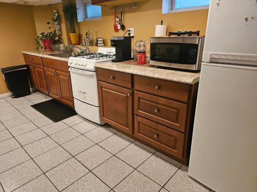 皇后区Tidy Queens Apartment的厨房配有冰箱和微波炉。