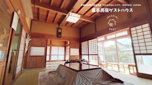 InashikiINASHIKI NEST的带桌子的客房位于带窗户的房间内