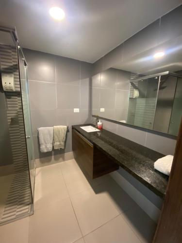 曼塔The Best Luxury Penthouse - Beach View的带淋浴、盥洗盆和镜子的浴室