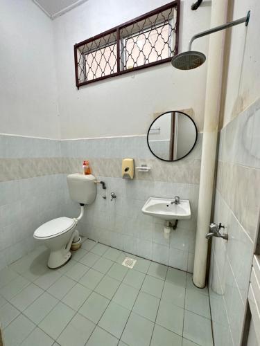PakaTe’bing Homestay的一间带卫生间和水槽的浴室