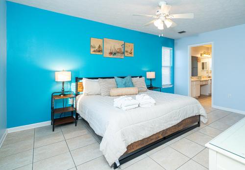 巴拿马城海滩PALM COVE VACATION HOME- One level, Community pool, Pet Friendly的蓝色的卧室,配有床和蓝色的墙壁
