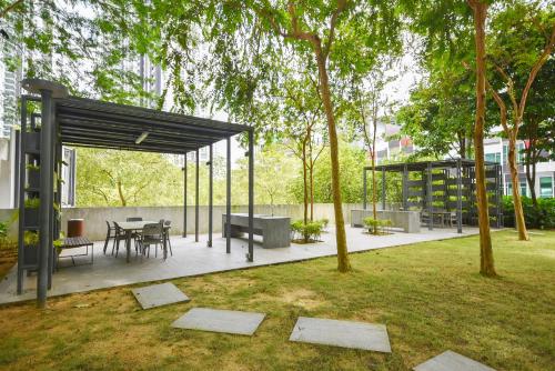 努沙再也1Medini Theme Suite by Nest Home【LEGOLAND】的公园内带桌椅的庭院
