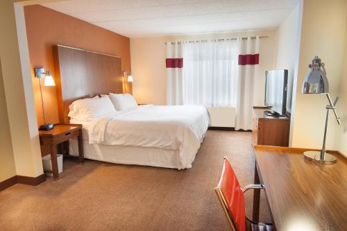 哥伦布哥伦布-北极星福朋喜来登酒店的酒店客房,配有床和电视