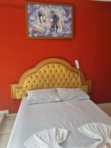 索罗卡巴Pousada Lances De Amor的一间卧室配有一张壁画床