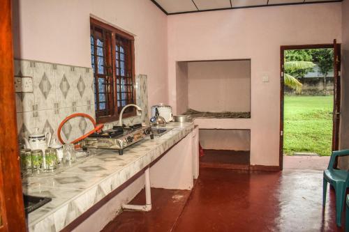 KamburugamuwaPENGIRIWATTA REST INN的厨房配有水槽和台面