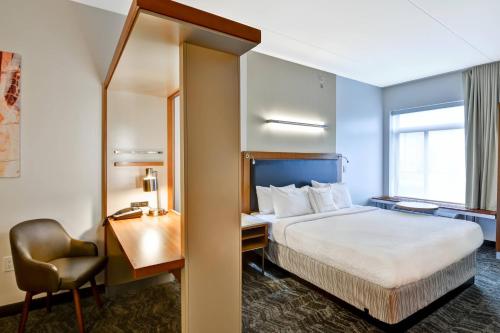 弗洛伦斯辛辛那提机场南春丘套房酒店的酒店客房配有一张床、一张桌子和一把椅子。