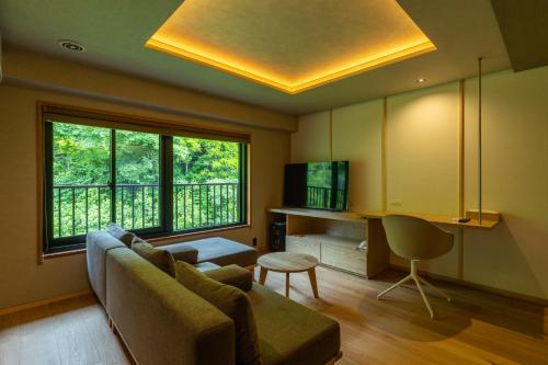 十日町松之山温泉玉城屋日式旅馆的带沙发和大窗户的客厅