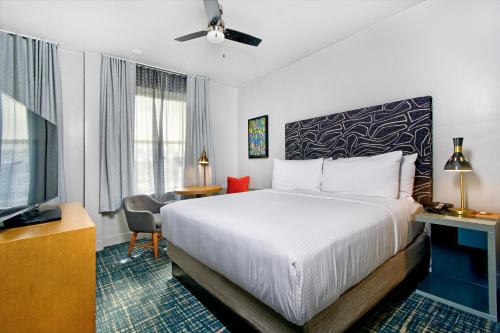 旧金山Hotel Garrett的一间酒店客房,配有一张床和一台电视