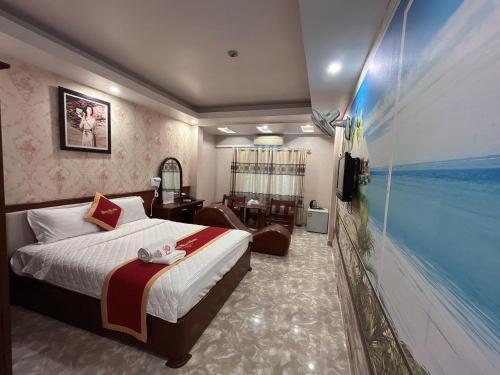 海防Khách Sạn Nam Sơn的酒店客房设有一张床和一个大窗户