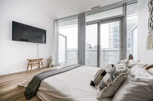 多伦多Downtown Toronto Gem的一间卧室设有一张大床和一个大窗户