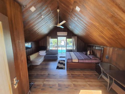 马恩迪Da Shack的一间设有床铺和木天花板的客房