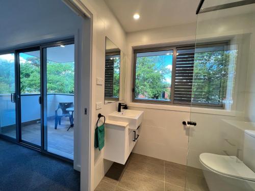 堪培拉Stunning Dickson Luxe 3BR 2Bath Double Garage WiFi Brand New Home的浴室配有盥洗盆、卫生间和窗户。