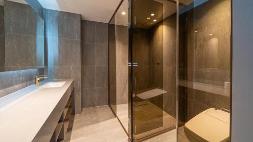 庆州Sharp & Flat Hotel的带淋浴、卫生间和盥洗盆的浴室