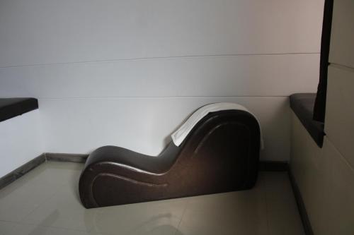 恩塞纳达港Motel Dubái Ensenada的黑白椅子坐在房间里