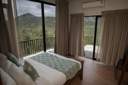 瓦加蒙Tea & Tranquility的一间卧室设有一张床和一个美景阳台