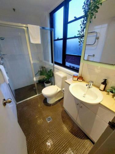悉尼Perfect and modern Studio, Broadway-Chippendale的浴室配有卫生间、盥洗盆和淋浴。