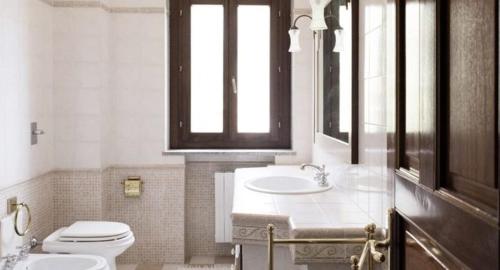 蒙泰保内Villa Acrocoro的一间带水槽和卫生间的浴室以及窗户。
