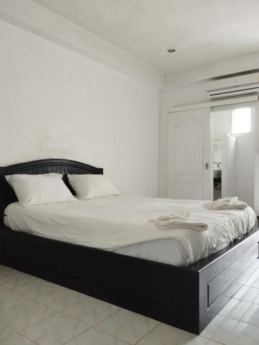 象岛SP.Place Hotel Koh Chang的白色卧室配有一张带白色床单的大床