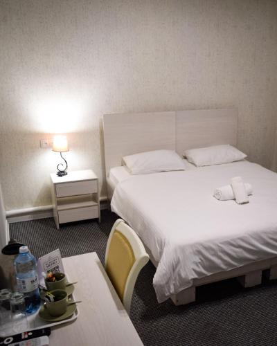 卡拉甘达Hotel "CONTINENT" halal的酒店客房设有两张床和一张桌子。