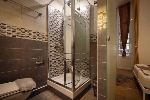 热那亚Nik rooms的带淋浴和卫生间的浴室