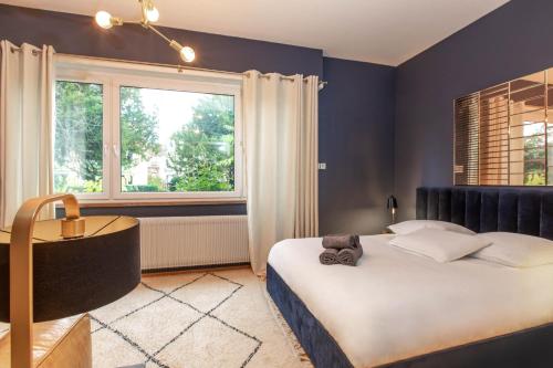 科尔马La VILLA du Reims的一间卧室设有一张大床和一个窗户。