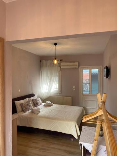 奥玛Agapi的一间卧室设有一张大床和一个窗户。