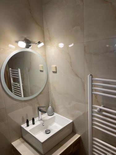 奥玛Agapi的浴室设有白色水槽和镜子