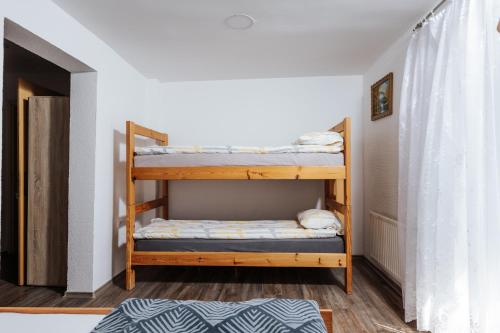 DramljeVineyard Paradise Senica的双层床间 - 带两张双层床